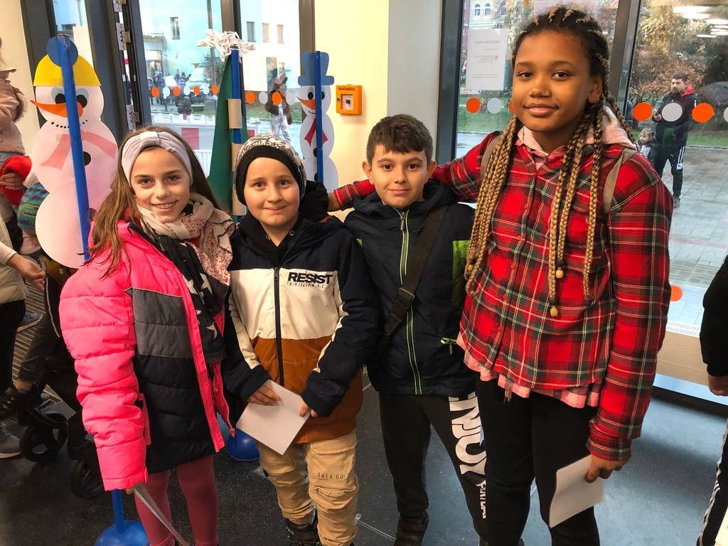 Freuen sich über ihre sanierte Schule: die Viertklässler Larissa, Fynn, Samira und Edi.
