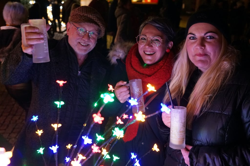Gerald Haucke-Wolf ließ sich mit Anette und Yvonne am Eröffnungsabend den Glühwein aus dem neuen Seidel schmecken.