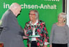 Vorsitzende Wilma Fischer (M.) erhält die Ehrenplakette des Landesverbandes.