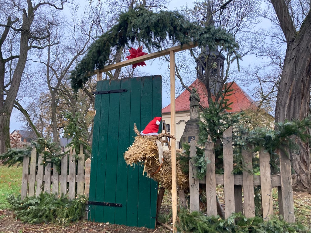 Dieser Strohgefährte stimmt einen Steinwurf von der Kirche auf das nahende Weihnachtsfest und die vorweihnachtlichen Aktivitäten in Niegripp bei Burg (Jerichower Land) ein.