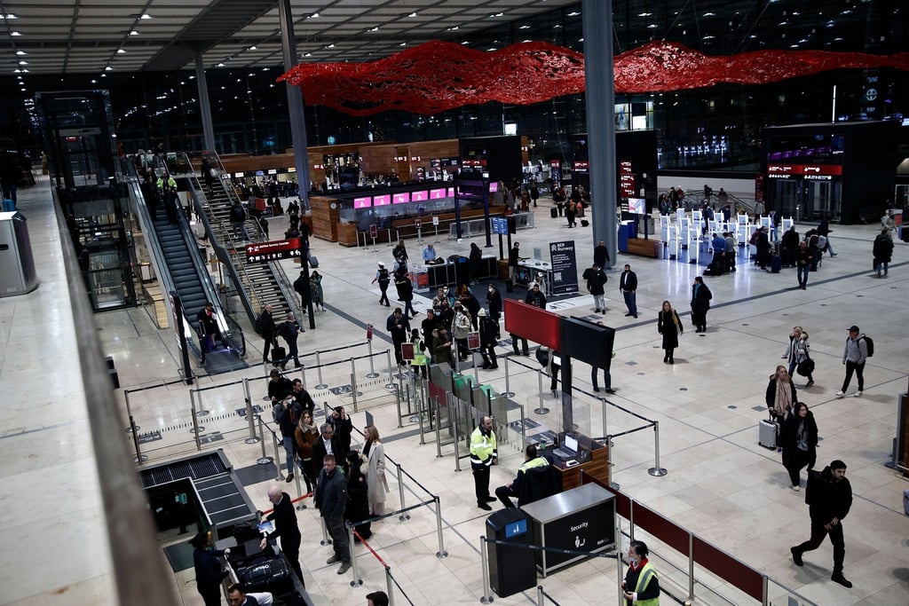 Fluggäste am Flughafen BER.