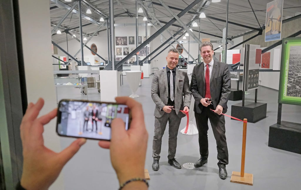 Landrat Andy Grabner (links) und Kulturstaatssekretär Sebastian Putz bei der Eröffnung der neuen Ausstellungsfläche.