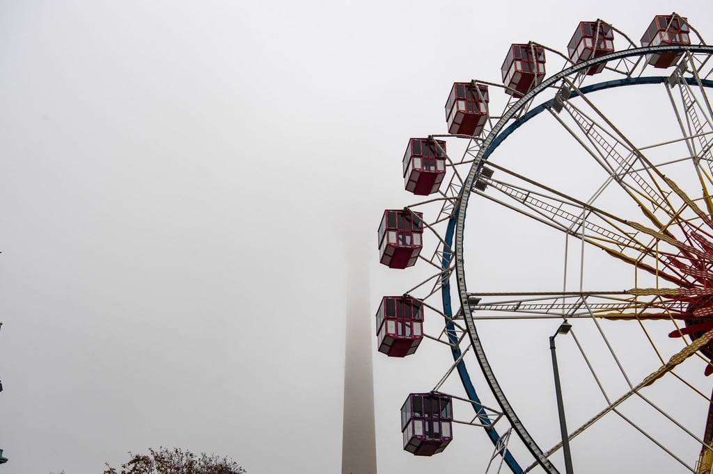Nebel hat den Fernsehturm umhüllt.