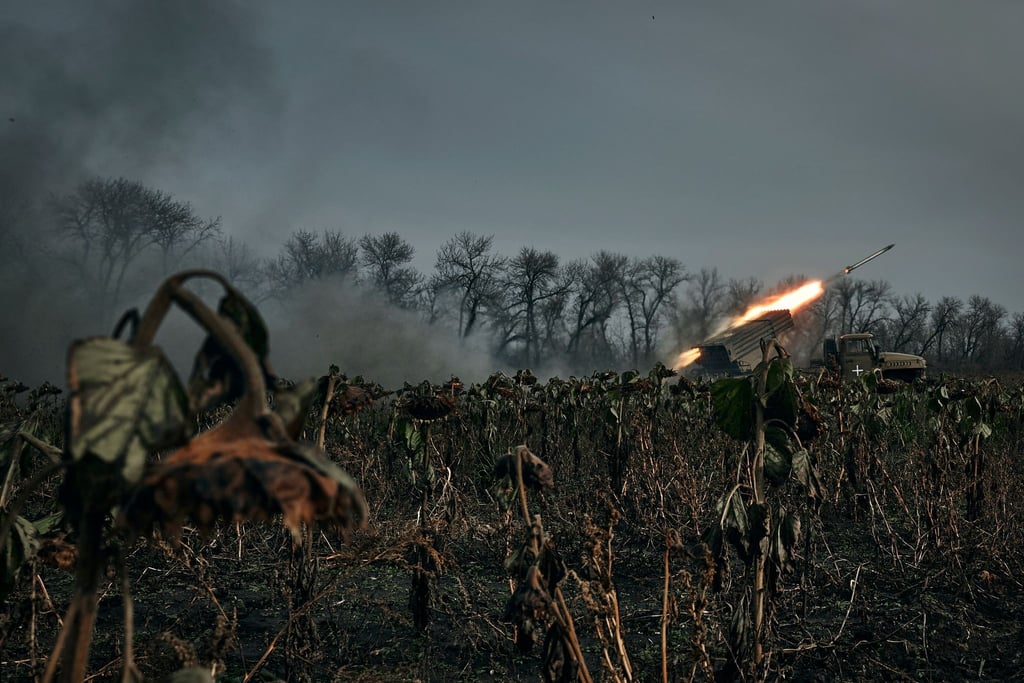 Ein Grad-Mehrfachraketenwerfer des ukrainischen Militärs feuert Raketen auf russische Stellungen an der Frontlinie in der Nähe von Bachmut in der Region Donezk.