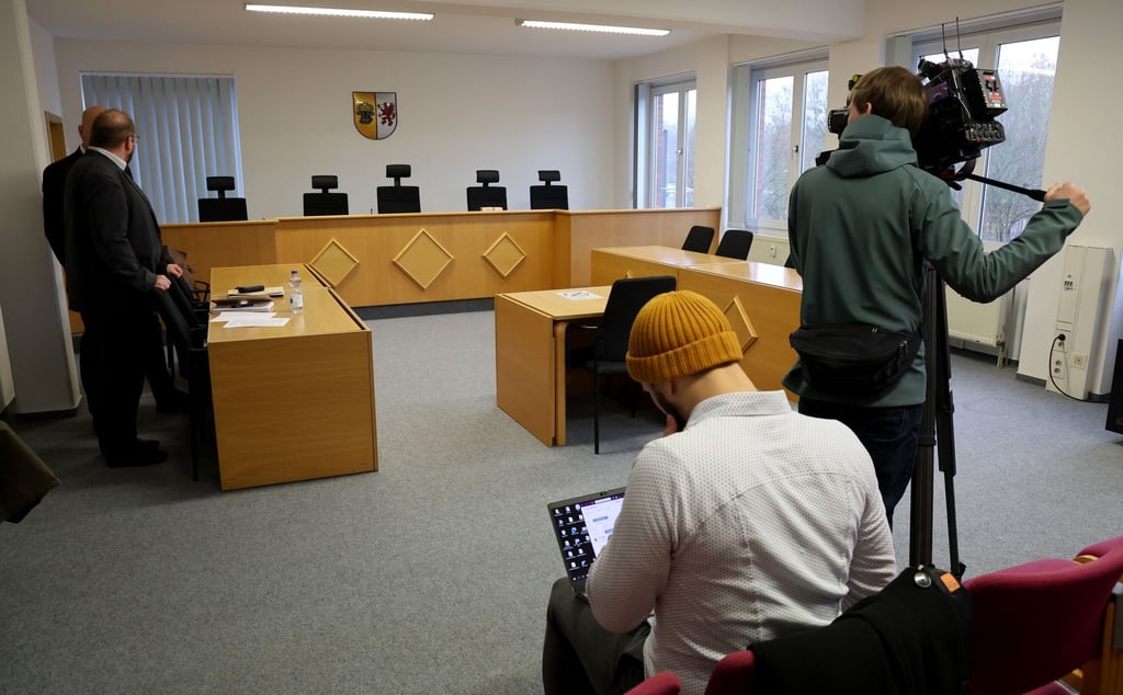 Der Prozess um die Betriebserlaubnis für eine Tagesmutter mit Beziehungen zur rechtsextremen NPD begann in Abwesenheit von Klägerin und Anwalt.