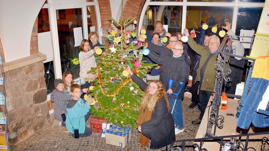 Kurz vor 17 Uhr war der Weihnachtsbaum im Schwibbogen des Seehäuser Rathausnebengebäudes Donnerstag geschmückt. Kurz danach war die Tanne vorerst um die meisten Wünsche erleichtert.