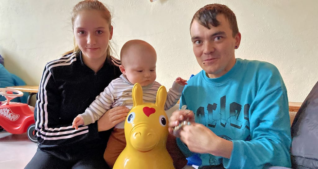 Lisa und Patrick besuchen mit ihrem Sohn Fyll die Krabbelgruppe im SoKuz Burg.
