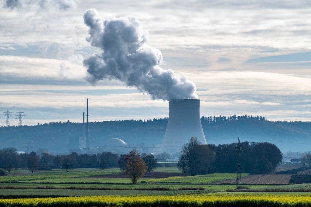 Wasserdampf steigt aus dem Kühlturm des Atomkraftwerks (AKW) Isar 2 im bayerischen Niederaichbach.
