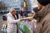 Simone Borris (l, parteilos), Oberbürgermeisterin der Landeshauptstadt Magdeburg, kommt zur Protestaktion „Arbeitsgemeinschaft bäuerliche Landwirtschaft“ (AbL).