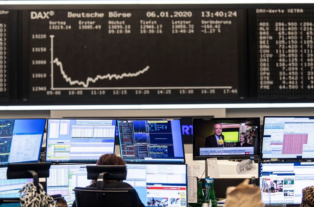 Eine Aktienhändlerin blickt auf dem Parkett der Börse auf ihre Monitore. Wenn nicht gerade ein bekanntes Unternehmen seinen Börsenstart feiert, geht es ziemlich ruhig zu im Handelssaal in der Frankfurter Innenstadt.