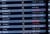 Eine Anzeigetafel am Hauptstadtflughafen BER zeigt einige ausgefallene Flüge an.