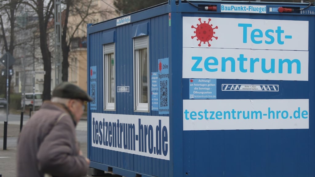 Blick auf eine Teststation am Rostocker Hauptbahnhof.