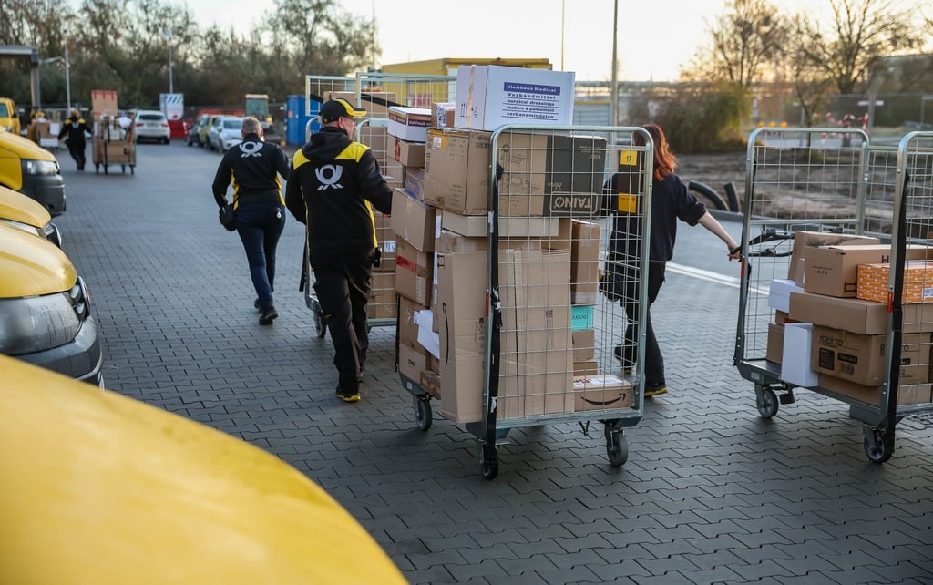Die Wochen vor Weihnachten bedeutet traditionell Hochbetrieb bei den Logistikunternehmen.