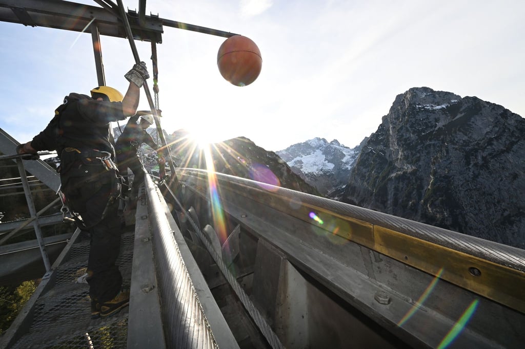 Arbeiter der Bayerischen Zugspitzbahn in Garmisch-Partenkirchen bei der alljährlichen Seilbahnrevision.