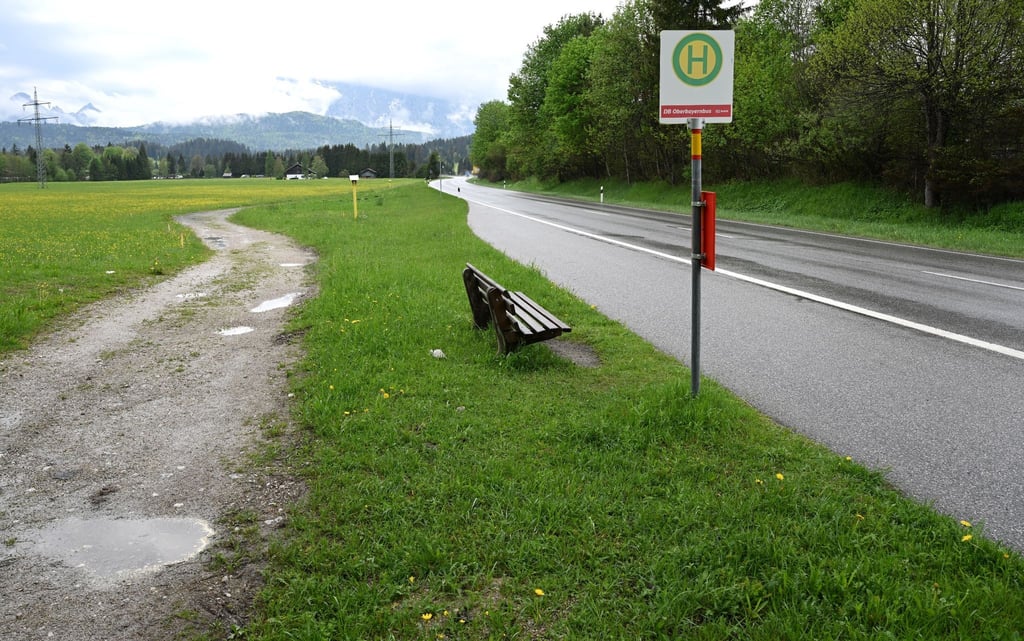 Eine Bushaltestelle der DB Oberbayerbuslinie an der Bundesstraße B2 in Krün.