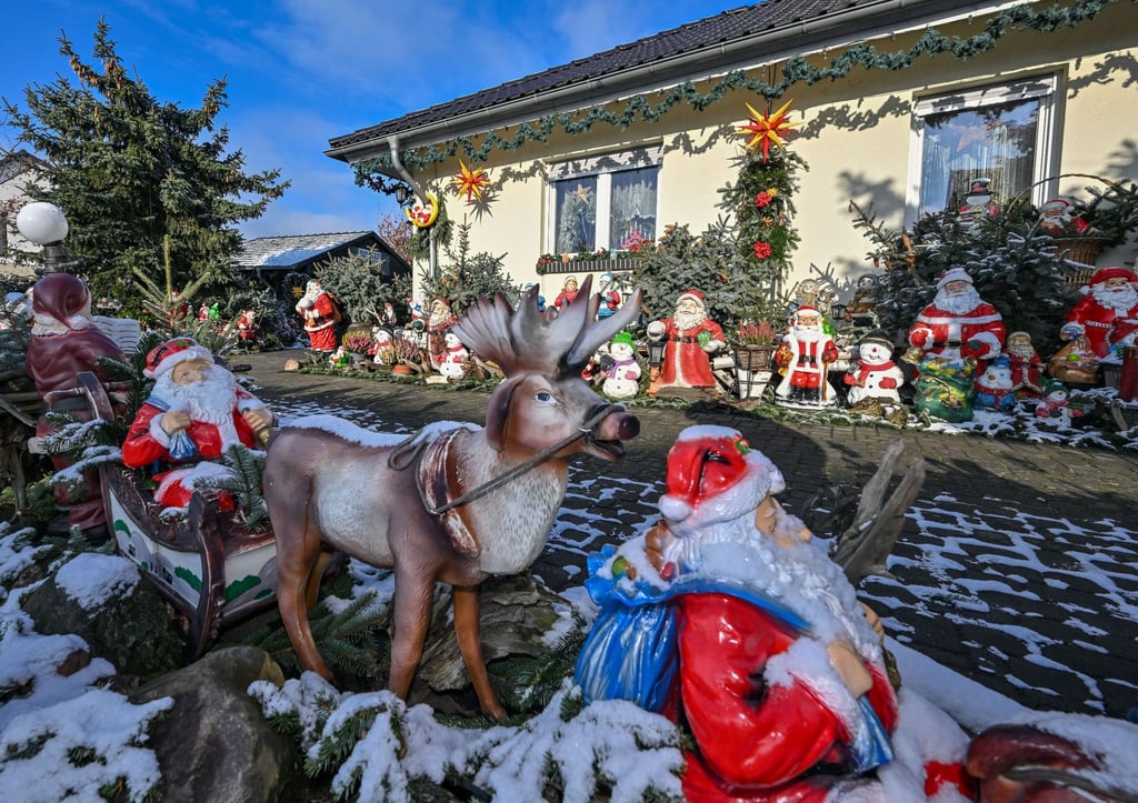 Etwas Schnee liegt im weihnachtlich geschmückten Garten von Gisela Liebsch und Gerd Mörl.
