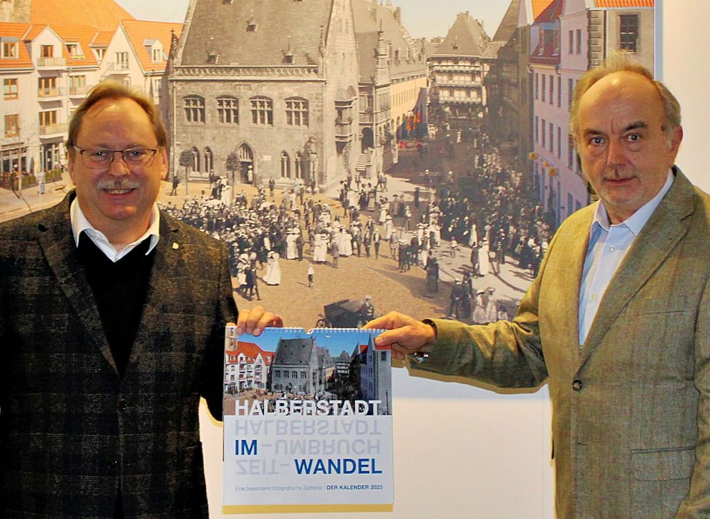 Rainer Gerloff, Chef der Halberstadtwerke (links), übergibt einen Ausstellungskalender an Werner Reinhardt, Vorstand der Halberstädter Bürgerstiftung.