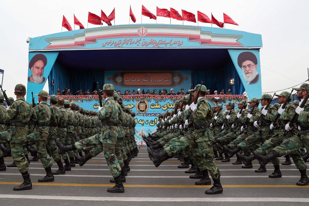 Iranische Soldaten während einer Militärparade in Teheran (Archivbild).