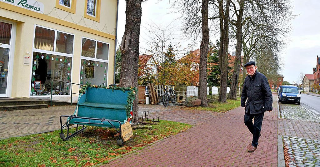 „Die älteren Bürger wünschen sich eine Bank an der Bahnhofstraße“, weiß Oebisfeldes Ortschefin Bogumila Jacksch. Zur Zeit steht dort eine weihnachtlich dekorierte Kutscherbank.