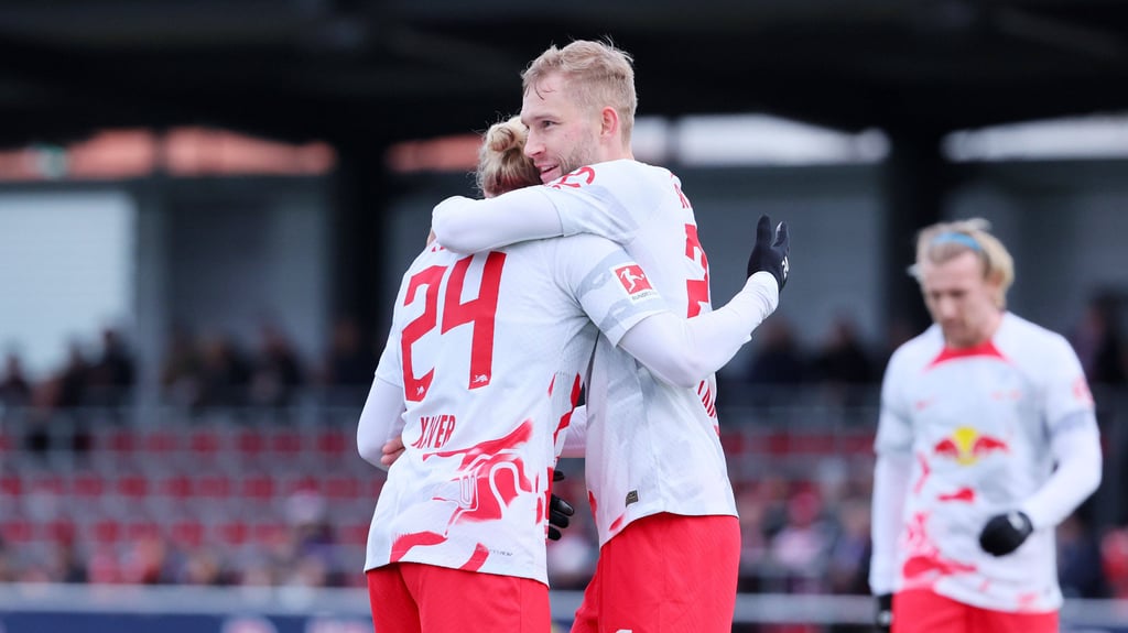 Österreichische Co-Produktion zum 1:0: Konrad Laimer wird von Xaver Schlager beglückwünscht.