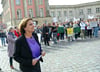 Britta Ernst (SPD), Bildungsministerin von Brandenburg, kommt zu einer Protestaktion.