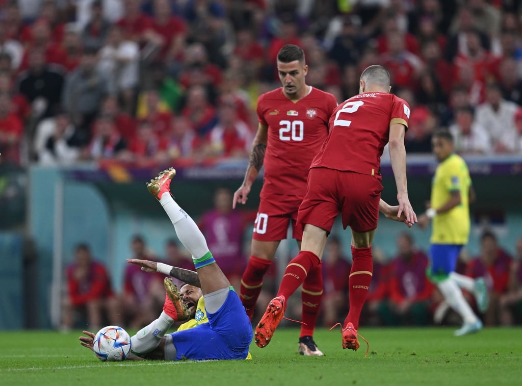 Serbien um Dusan Tadics (M.) und Sergej Milinkovic-Savic (r) verlor seinen WM-Auftakt gegen Brasilien.