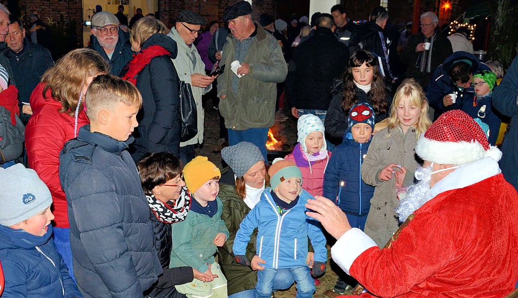Der Weihnachtsmann kam mit der Ponykutsche und beschenkte die Mädchen und Jungen mit kleinen Überraschungen.