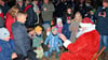 Der Weihnachtsmann kam mit der Ponykutsche und beschenkte die Mädchen und Jungen mit kleinen Überraschungen. 