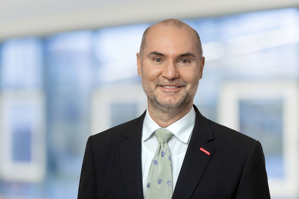 Der Präsident der Handwerkskammer Südthüringen, Mike Kämmer, lächelt in die Kamera.