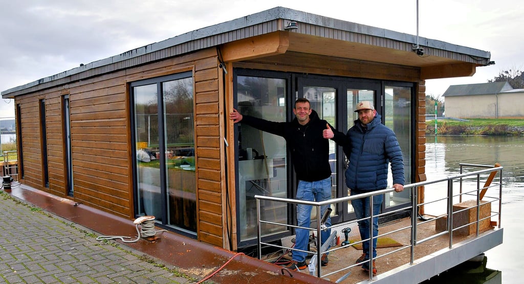 Die Brüder Sven (links) und Michael Schleevoigt auf ihrem Hausboot. Die Haldensleber haben das Boot mit 34 Quadratmetern Nutzfläche nahezu komplett selbst gebaut. Es soll künftig in der Kreisstadt liegen und von Urlaubern gemietet werden können.