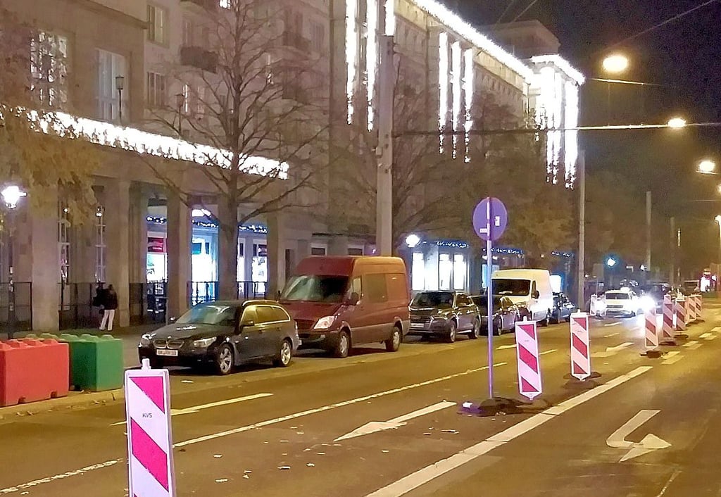 Magdeburg: Blick auf die zurückversetzte Taxi-Wartefläche in der Reuterallee. Die Fläche ist komplett zugestellt mit Falschparkern. Inzwischen ist die reguläre Wartefläche wieder freigegeben. Aber auch dort wird immer wieder falsch geparkt.