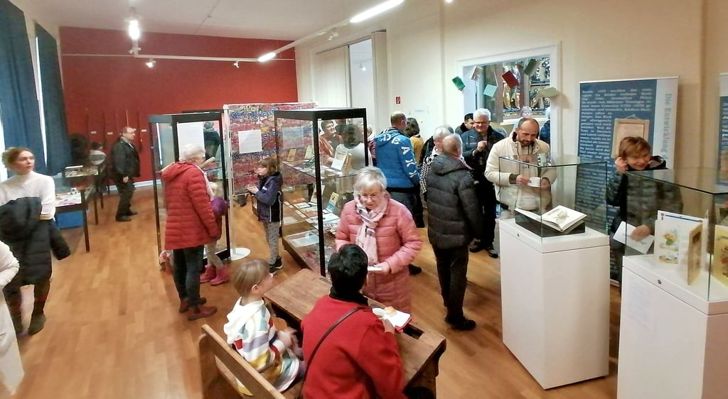 Die Sonderausstellung „Leselust.Kinderbücher – Eine kurzweilige Literarturgeschichte“ im Ascherslebener Museum bietet neben den Exponaten auch Mitmach-Angebote und die Möglichkeit auf der Lesewiese in Büchern zu schmökern.