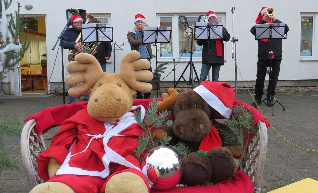 Die Weinbergmusikanten spielen Weihnachtslieder.