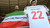Iraner protestieren vor dem Spiel gegen Wales mit einer Fahne ohne die Symbole der islamischen Republik, dafür mit der Aufschrift „Women Life Freedom“.