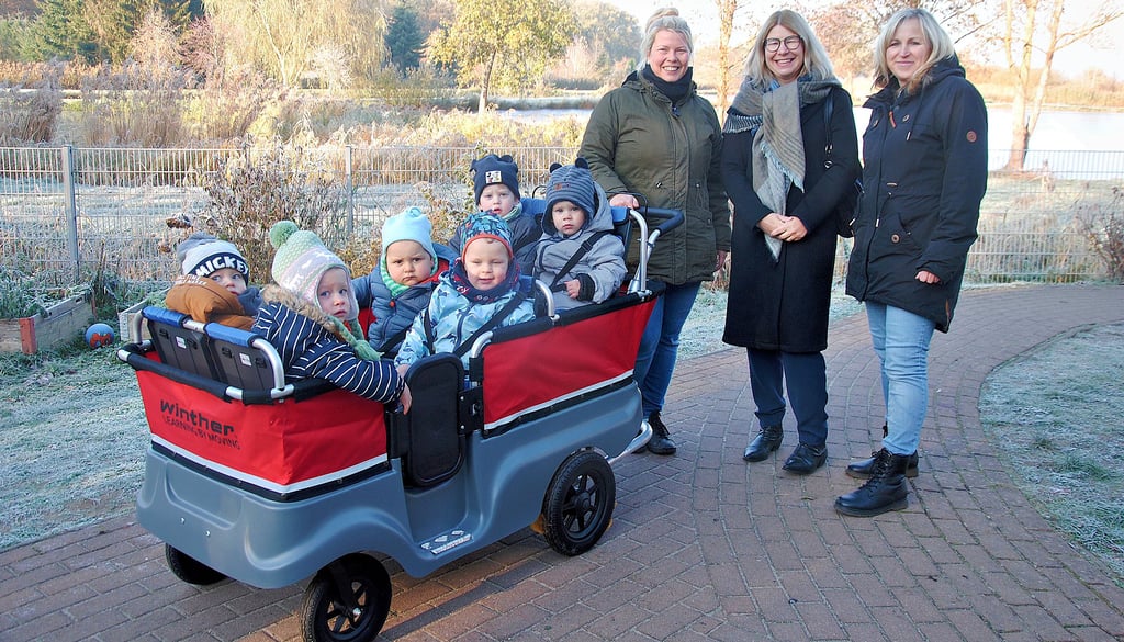 Im Turtle-Bus, dem Porsche unter den Schiebewagen, sind die Apenburger Krippenkinder künftig unterwegs. Der Neukauf wurde dank einer Spende der Sparkasse Altmark West möglich.