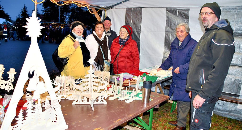 Kreativität wird bei Familie Hodum in Schollene groß geschrieben. Frank Hodum stellt weihnachtliche Deko aus Sperrholz her, seine Mutti Marga stickt und fertigt Hardanger-Arbeiten an.