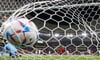Gleich siebenmal musste Costa Ricas Torwart den Ball gegen Spanien auf dem Netz holen.