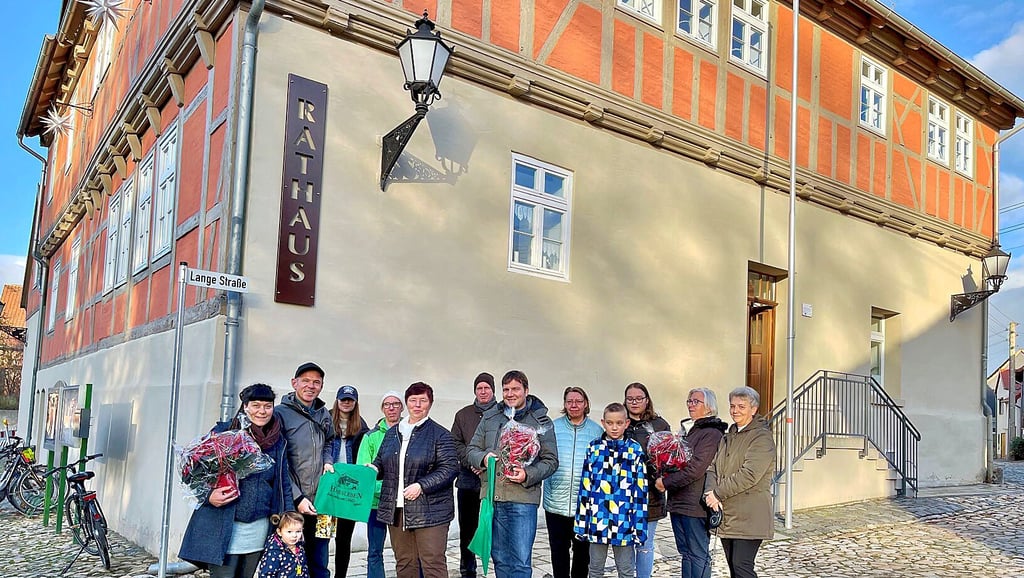 Bei einem Treffen vor dem Rathaus Harsleben bedankt sich Bürgermeisterin Christel Bischoff (5. von links) bei Initiatoren und Helfern für die neue Beschilderung des Hauses.