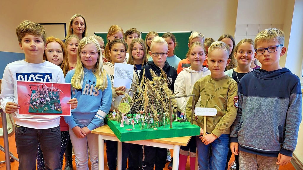 Die „Drömlingsfüchse“ hatten zuvor ein Modell von ihrem gewünschten Unterrichtsraum im Freien angefertigt. „Wir haben mit unseren Lehrerinnen Frau Fäsche und Frau Lutze Material für unser Modell gesammelt und für unser Grünes Klassenzimmer verarbeitet“, erklärten die Kinder.