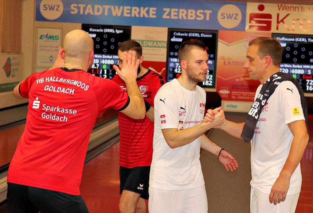 Während die Gästespieler Demir Cekovic und Bogdan Tudorie (von links) ausgelassen jubelten, war die Freude über den knappen 5:3-Sieg bei Igor Kovacic und Timo Hoffmann, der mit dem Tagesbestwert von 722 Kegeln überzeugte, eher verhalten.