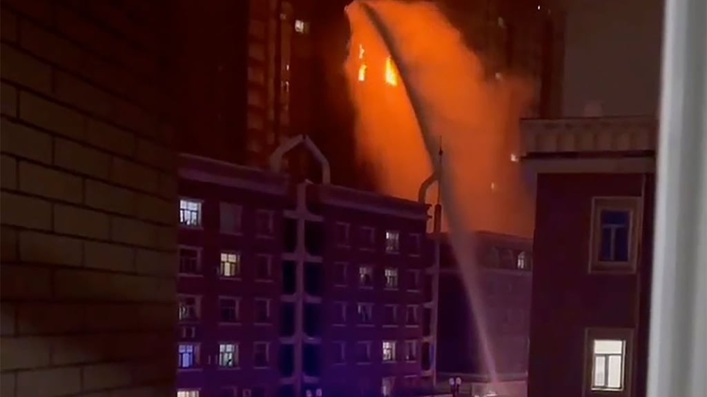 Bei einem Wohnungsbrand in der nordwestchinesischen Stadt Ürümqi sind mindestens zehn Menschen getötet und weitere neun verletzt worden.