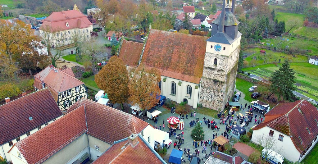 Der Loburger Weihnachtsmarkt aus der Engelsperspektive.