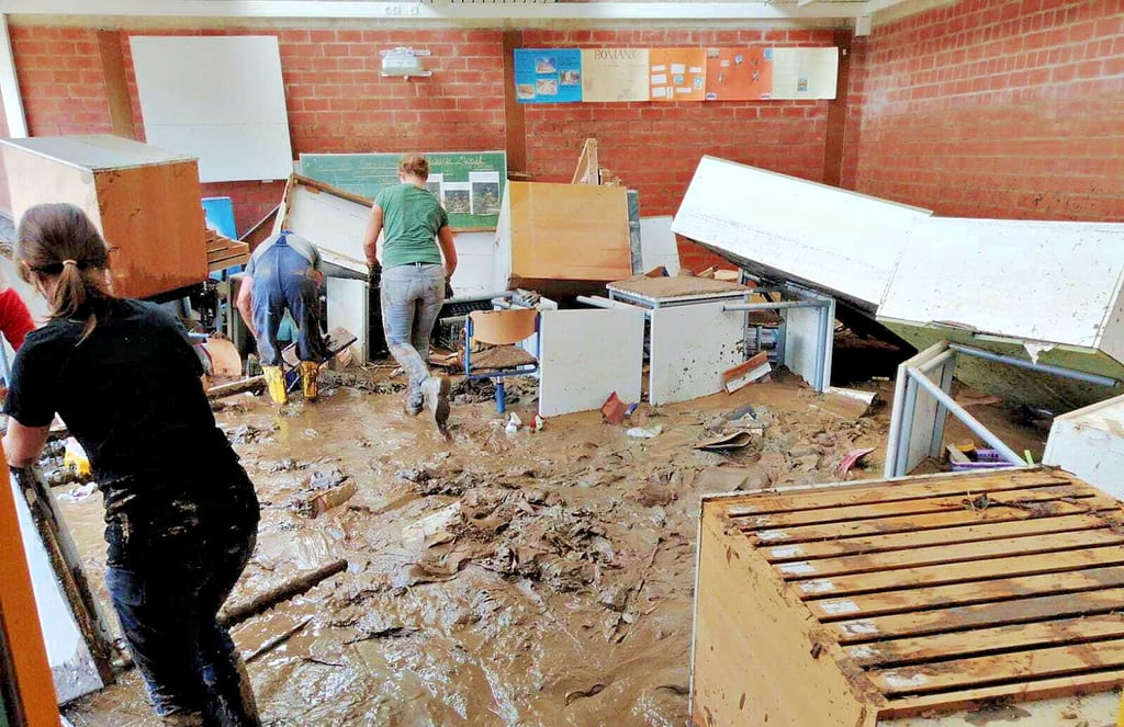 So sah der Kunstraum der Erich-Kästner-Schule in Bad Neuenahr-Ahrweiler nach der Flutkatastrophe aus. Die Staßfurter Gymnasiasten kommen nicht zu spät mit ihrer Spende. Die Schule in Rheinland-Pfalz hat noch einige Ersatz-Investitionen vor sich und will von den 9404 Euro aus Staßfurt neue Werkbänke und eine mobile Küche anschaffen.