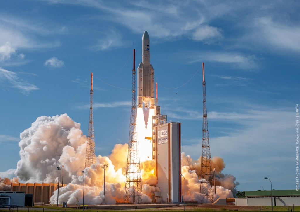 Eine Rakete des Typs Ariane 5 startet im französischen Kourou.