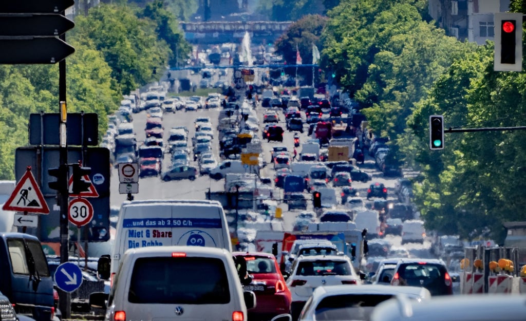 Autos, LKW und Lieferfahrzeuge fahren auf dem Berliner Kaiserdamm stadteinwärts.