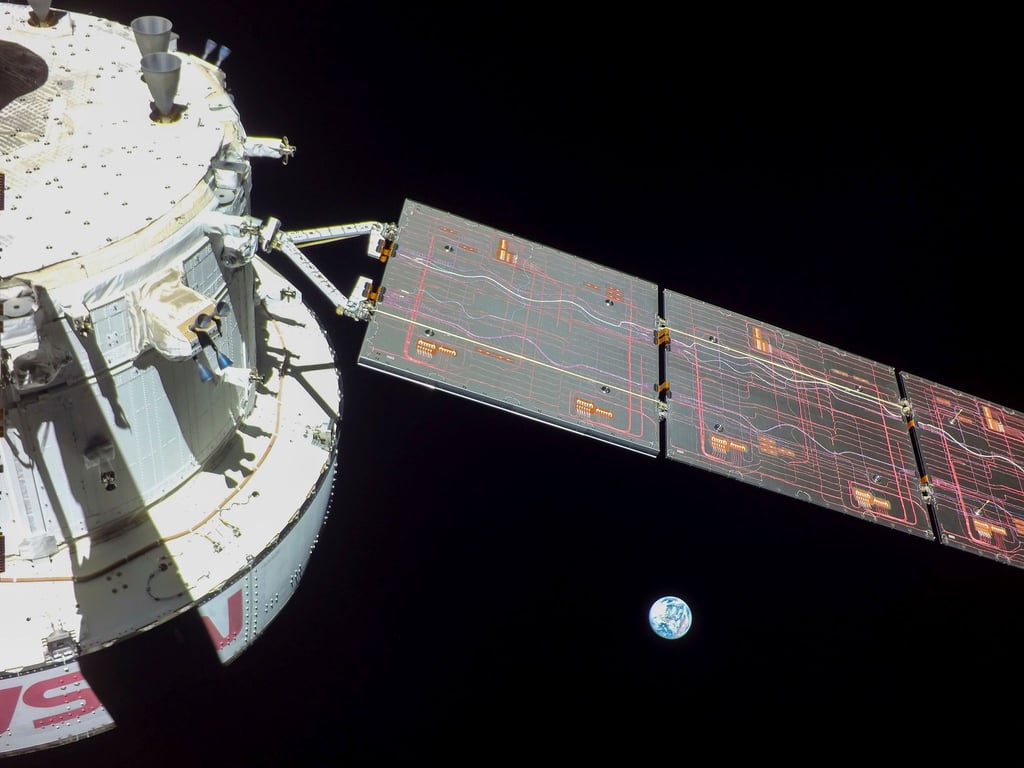 Dieses von der NASA zur Verfügung gestellte Bild zeigt einen Blick zurück auf die Erde am 9. Flugtag der „Orion“-Raumkapsel.