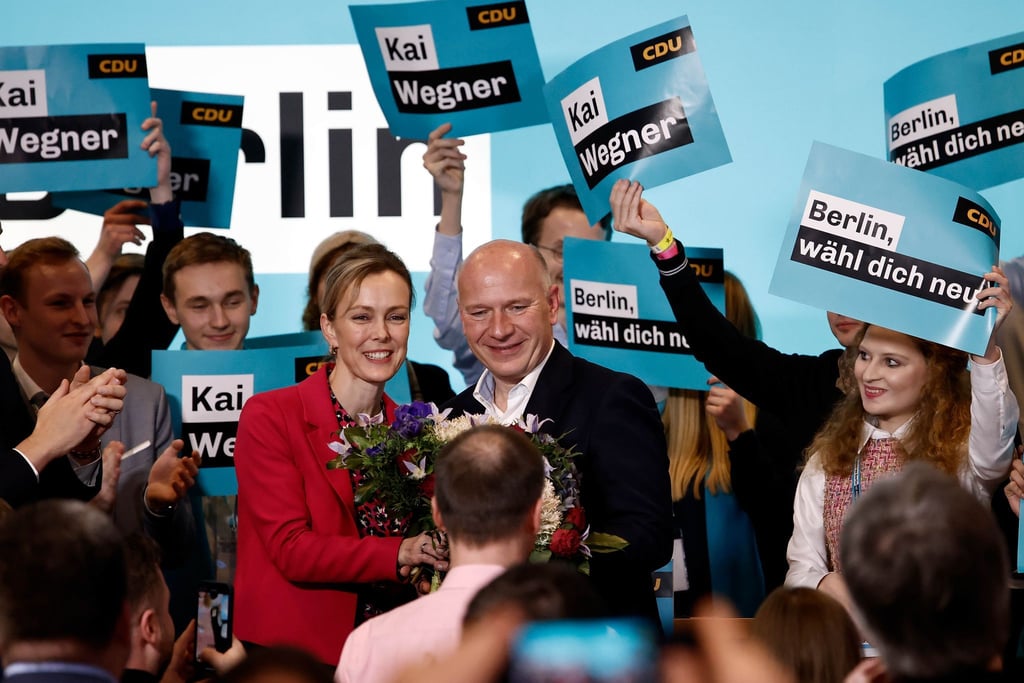 Manja Schreiner überreicht Blumen an Kai Wegner nach seiner Wahl zum Spitzenkandidaten.
