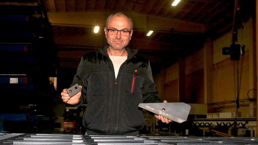 Dirk Ginsberg setzt bei der Metallverarbeitung in Calbe auf Laser. Das gebündelte Licht ist in der Lage auch dickere Metallplatten zuverlässig und sauber zu schneiden.