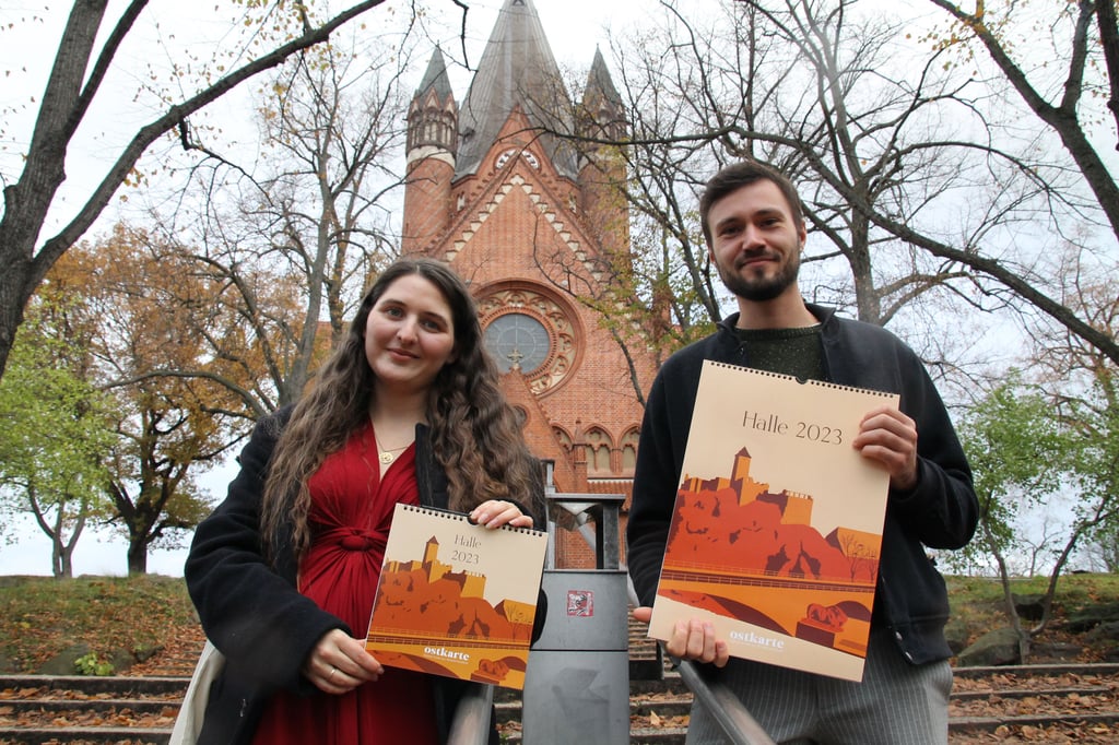 Britta und Gregor Wansa sind die Macher hinter der "Ostkarte". Ihre Grafiken verkaufen sie auch als Kalender.