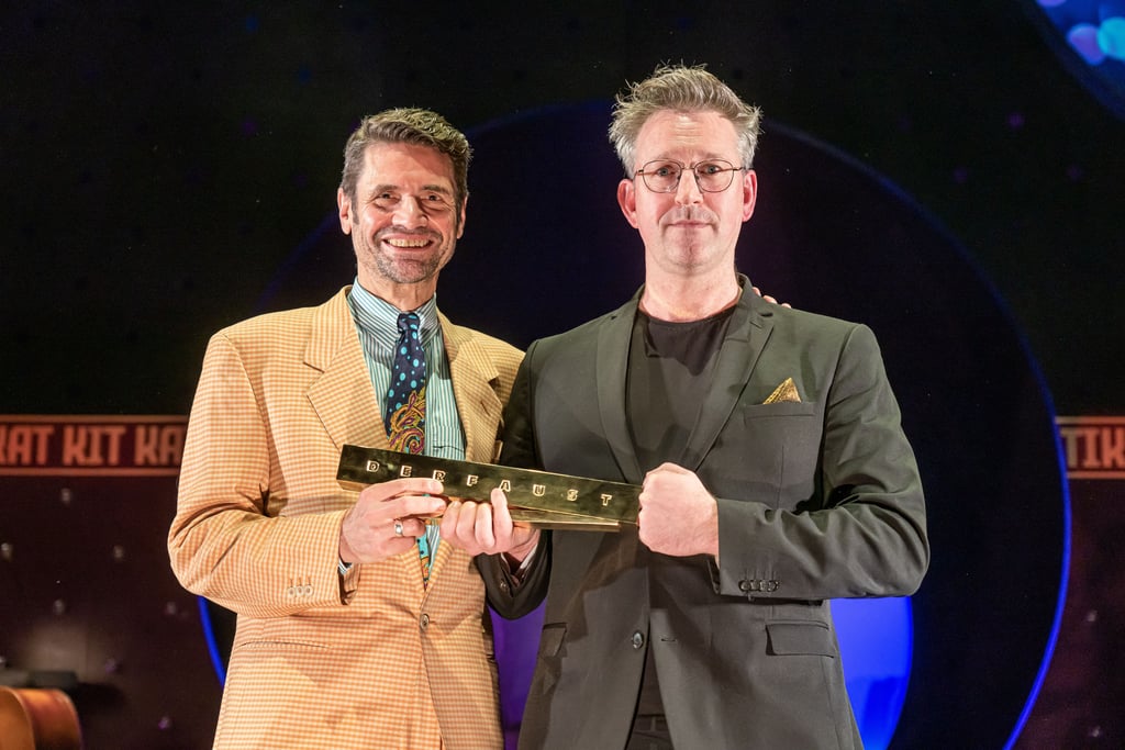 Chefdramaturg Boris Kehrmann und Walter Sutcliffe,Intendant der Oper Halle, nahmen den Deutschen Theaterpreis "der Faust" entgegen.